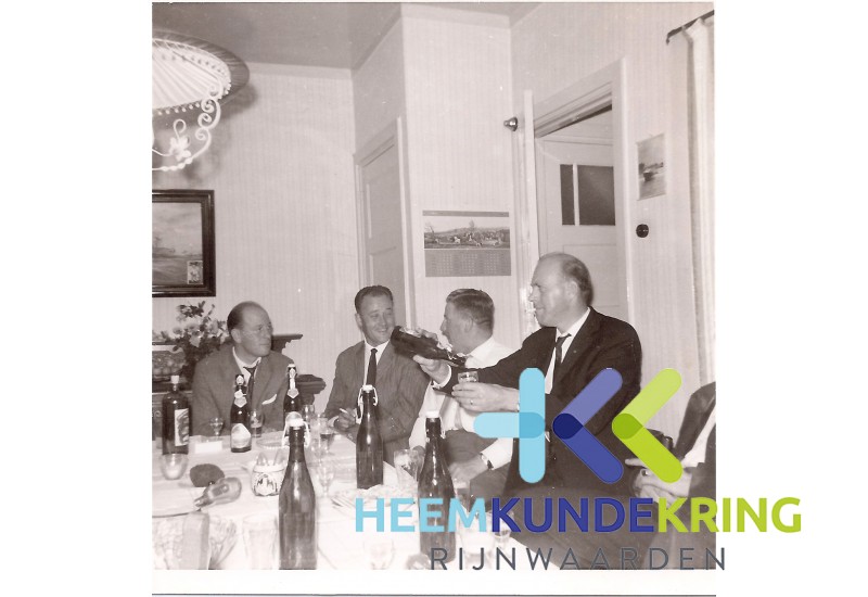 1964 Douane Schipperfeestje in de woning van de Kok aan de waterkant uiters links deh. Broekhuizen -rechts Hendrien van der Laag-Damen Coll. HKR (4)